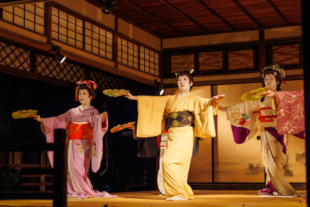 七々扇流日本舞踊教室のみんなが舞台で稽古の成果を披露している様子