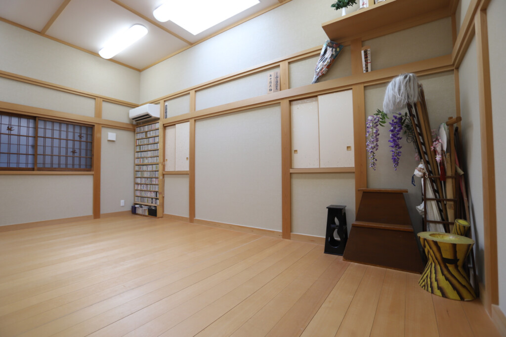 横浜の日本舞踊教室の稽古場内観で、落ち着いた板の間の様子