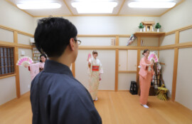 日本舞踊教室で先生の指導のもと生徒が扇を使った稽古を行っている様子