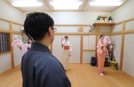 日本舞踊教室で先生の指導のもと生徒が扇を使った稽古を行っている様子