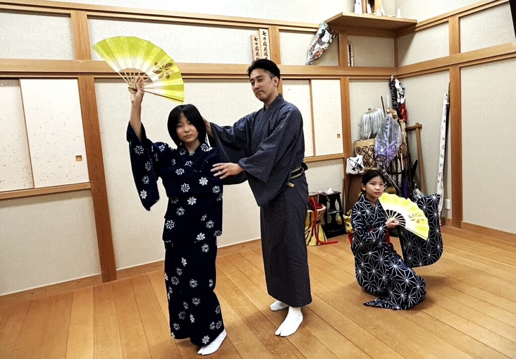七々扇流の日本舞踊稽古風景