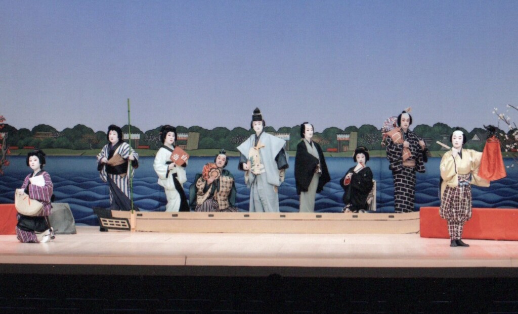 七々扇流日本舞踊の舞台で、古典作品「乗合船」を複数名で演じている様子