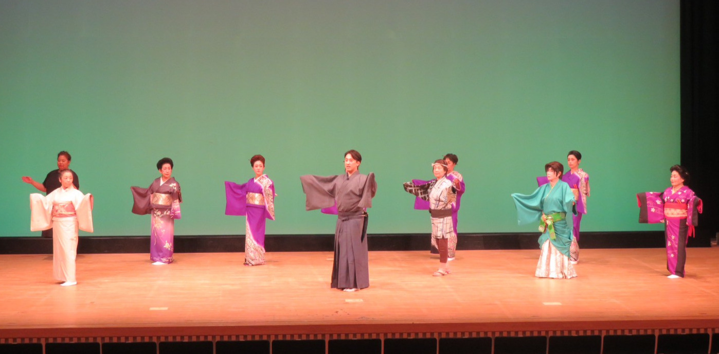 七々扇流 舞台発表のようす