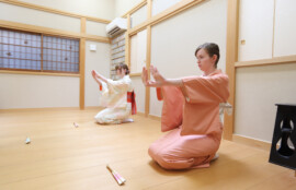 七々扇流日本舞踊教室でお辞儀の練習をする生徒の様子｜日本舞踊は礼儀から始まる。大人・初心者も安心して通える横浜の教室