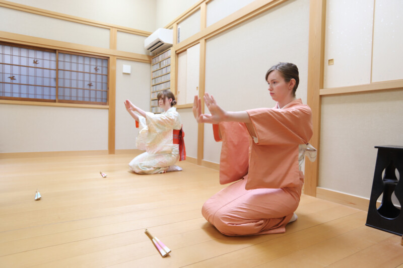 七々扇流日本舞踊教室でお辞儀の練習をする生徒の様子|日本舞踊は礼儀から始まる。大人・初心者も安心して通える横浜の教室
