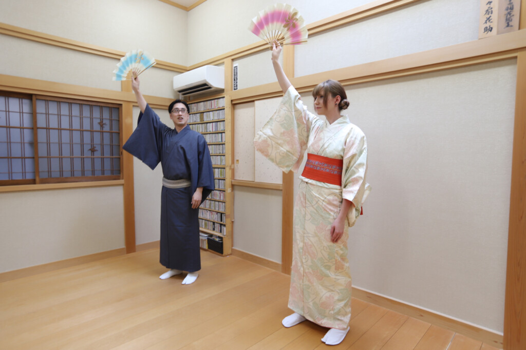 七々扇流五世家元と生徒が1対1で向き合い踊りの稽古をする様子｜個人レッスンで丁寧に指導。大人・初心者歓迎の横浜教室