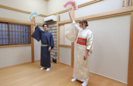 七々扇流五世家元と生徒が1対1で向き合い踊りの稽古をする様子｜個人レッスンで丁寧に指導。大人・初心者歓迎の横浜教室