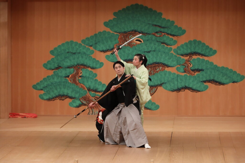 七々扇流五世家元 花瑞王が橋弁慶を着物姿で力強く舞う舞台写真｜個人の個性と表現力を育てる日本舞踊の魅力