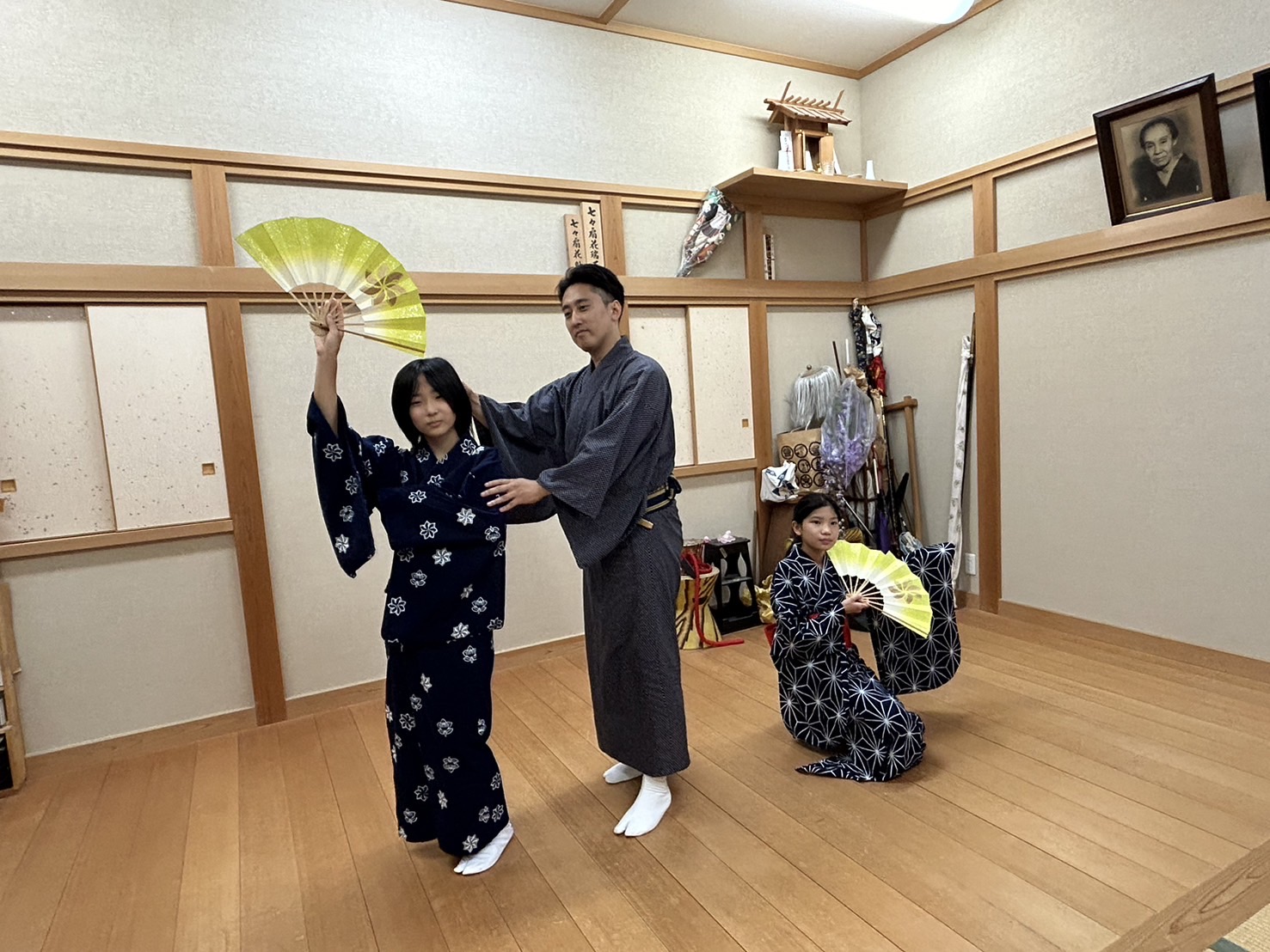 教室で日本舞踊の稽古を受ける子どもたち