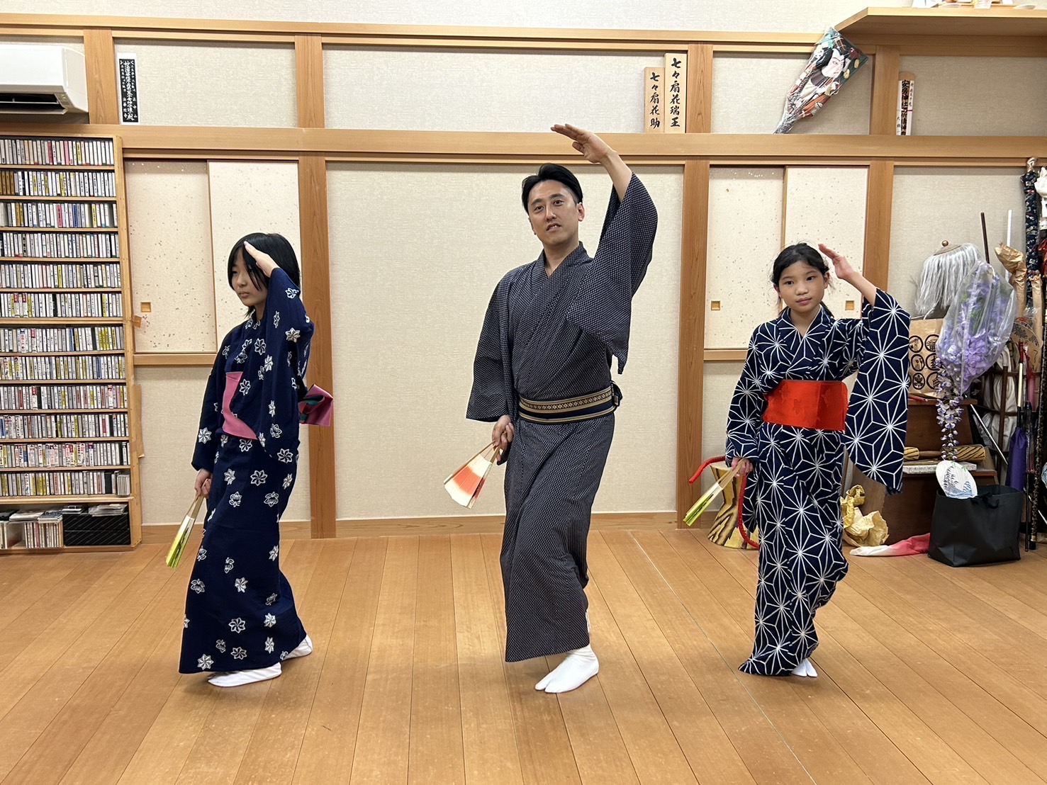 先生と一緒に日本舞踊の所作を学ぶ子どもたち