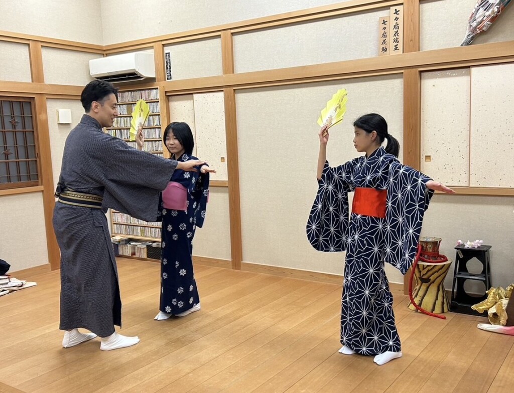 浴衣姿の子ども2名が扇を持ち、七々扇流五世家元とともに稽古する様子|横浜の子ども日本舞踊教室