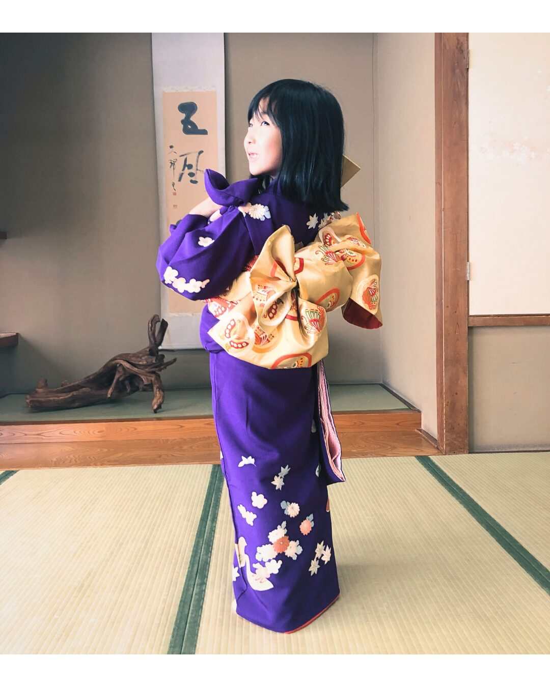 着物姿で振り返る子ども