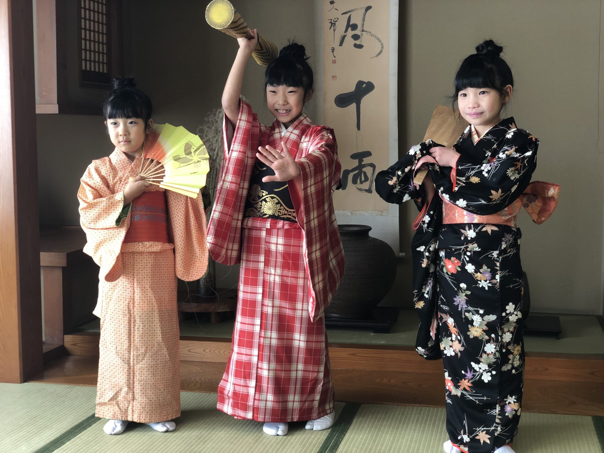 着物姿で笑顔を見せる子どもたち