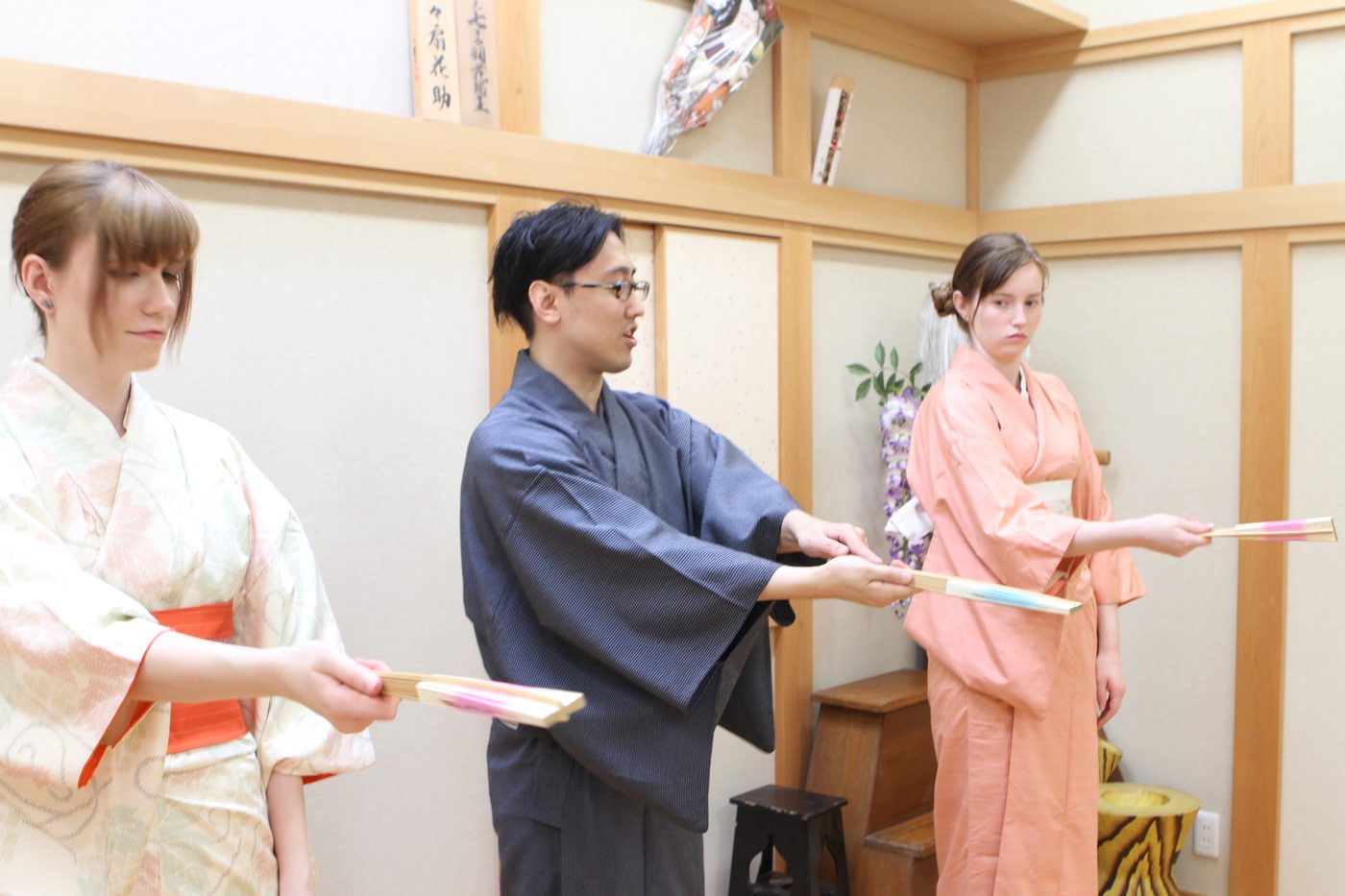 複数人での扇の稽古風景