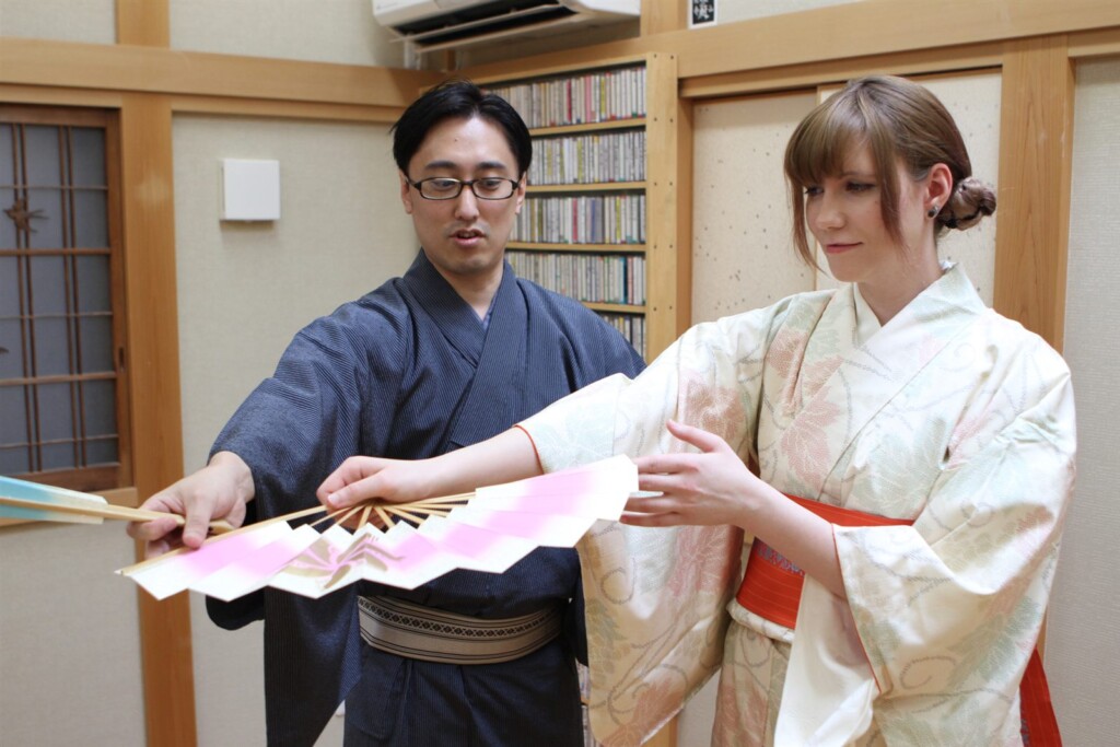 七々扇流五世家元が生徒に舞扇の持ち方を手元で指導する様子|大人の個人レッスン・60分