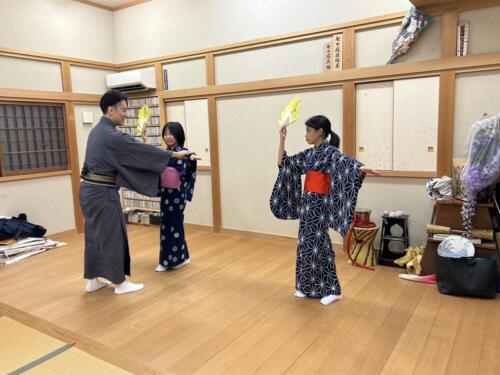 踊りながら細かく形を直していきます。