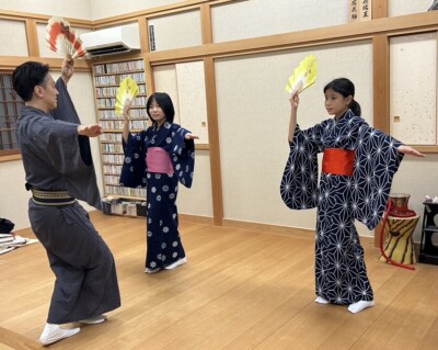 慣れてきたら、対面で踊りを覚えていきます。