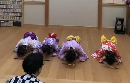 日本舞踊の基本であるお辞儀を学ぶ子供たち