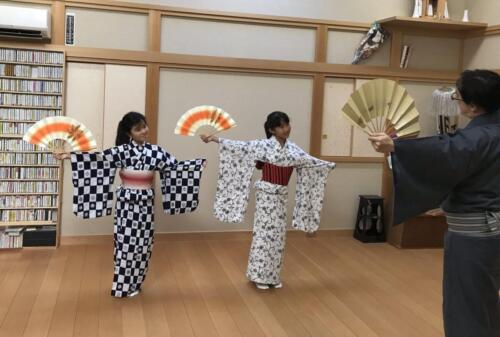先生と向き合って、正しい形を学びます