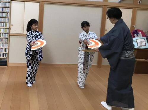 先生に扇の形を直してもらいます。
